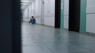 累了医生坐着医院走廊地板上不知所措外科医生休息